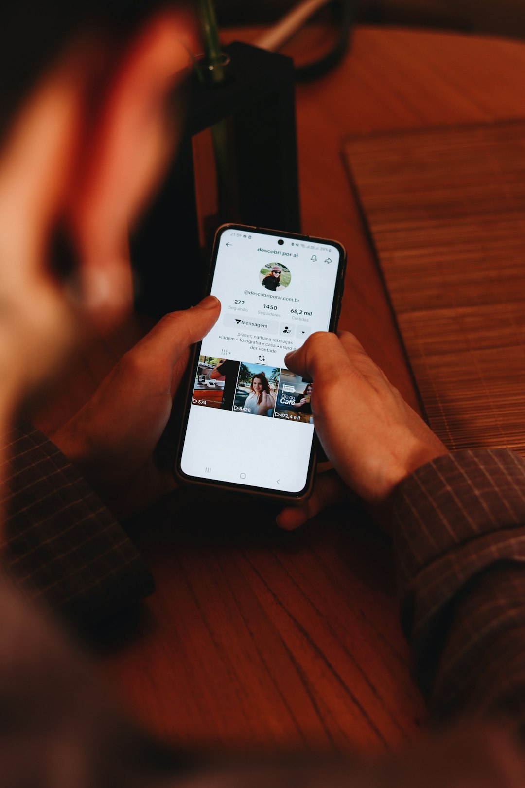 a-person-holding-a-cell-phone-in-their-hand-fyhftvpffsu